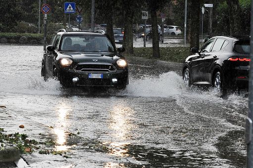 Nubifragio a Milano: esonda il Seveso. Disagi per strade allagate