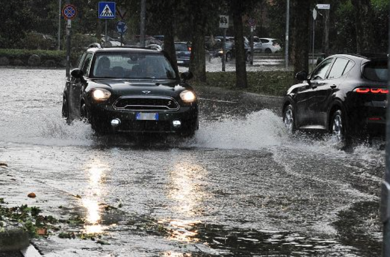 Nubifragio a Milano: esonda il Seveso
