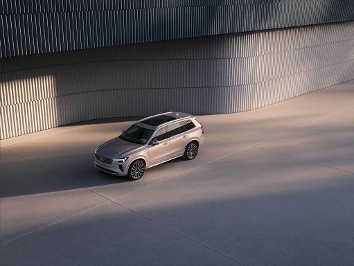 Nuova Volvo XC90 in versione plug-in e mild-hybrid