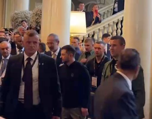 Ucraina, il presidente Zelensky arrivato al forum Ambrosetti a Cernobbio