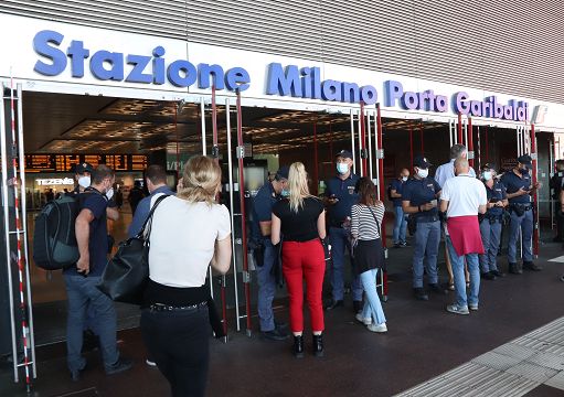 Incidente tra un treno merci e un treno passeggeri a Milano: un ferito, ritardi sulla linea