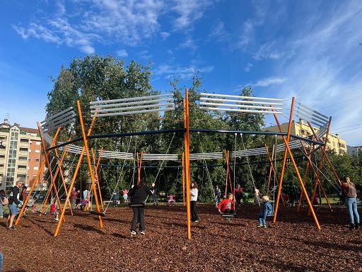 Gioco e diversità, un’altalena di Stafno Boeri per Buccinasco