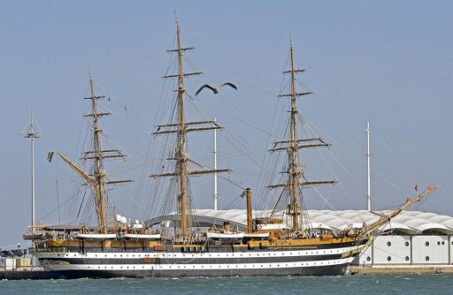 Nave Vespucci ha raggiunto le Filippine