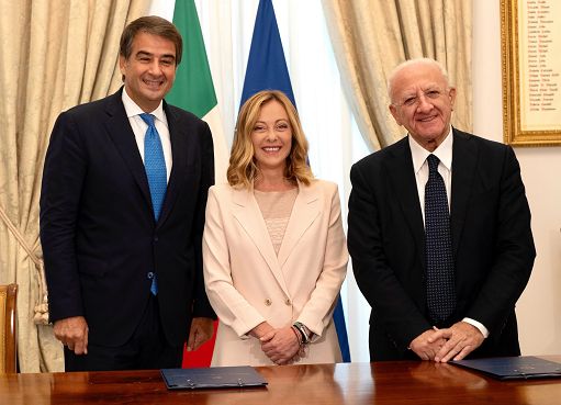 Meloni-De Luca firmano (tra i sorrisi) l’Accordo per la coesione: 3,5 miliardi alla Campania
