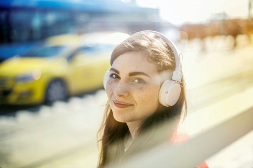 Mercato podcast e audiolibri in crescita costante: 17,6 mln gli ascoltatori