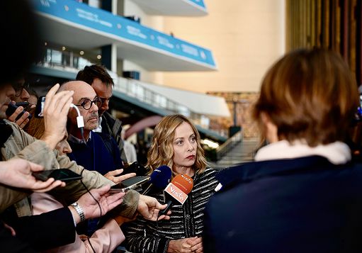 Meloni ha “saltato” la cena con Biden e il vertice per l’Ucraina ma la “posizione non cambia”
