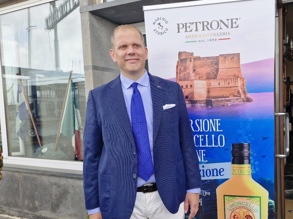 450 bottiglie di limoncello dell’Antica Distilleria Petrone immerse nelle acque di Napoli