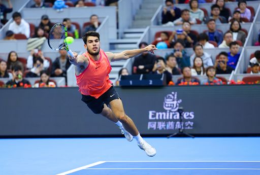 Tennis, Alcaraz non sbaglia: è ai quarti a Shanghai