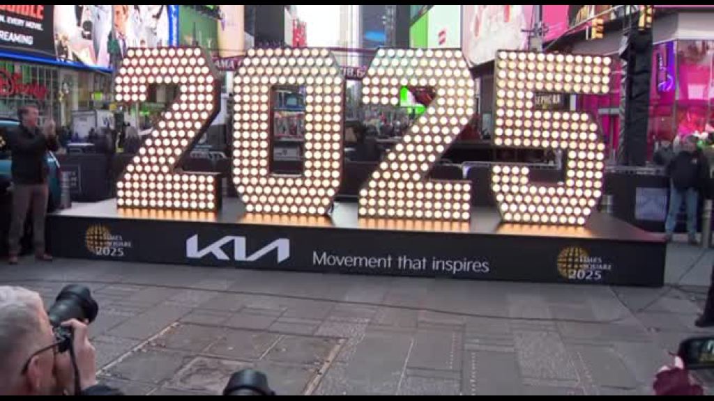 Times Square si prepara al Capodanno, illuminata l’insegna “2025”