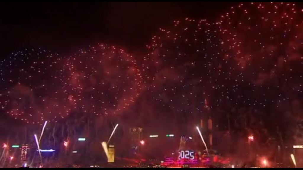Capodanno, spettacolari fuochi d’artificio a Hong Kong
