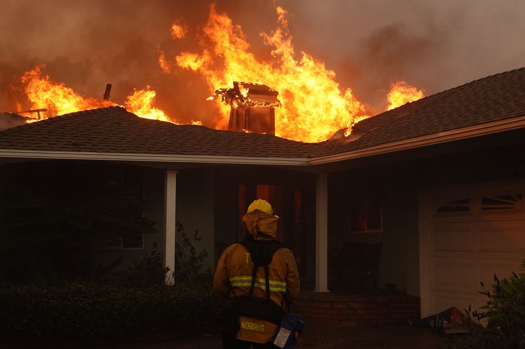 Usa, nuovo incendio a nord di Losa Angeles, 20.000 evacuati