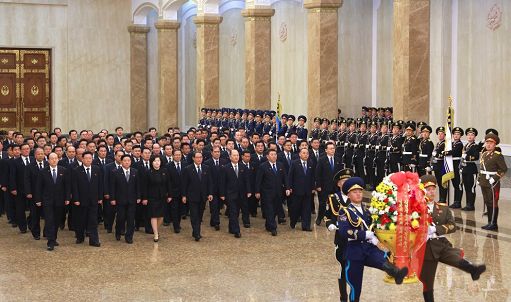 Nordcorea, Kim non va a capodanno al mausoleo del padre e del nonno