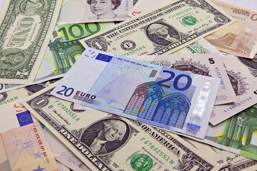 Dollaro in rally schiaccia l’euro sotto 1,03, prima volta dal 2022