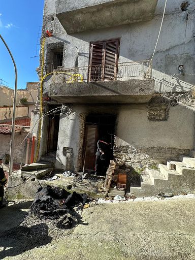 Palermo, carabinieri salvano due bambini da incendio di una casa