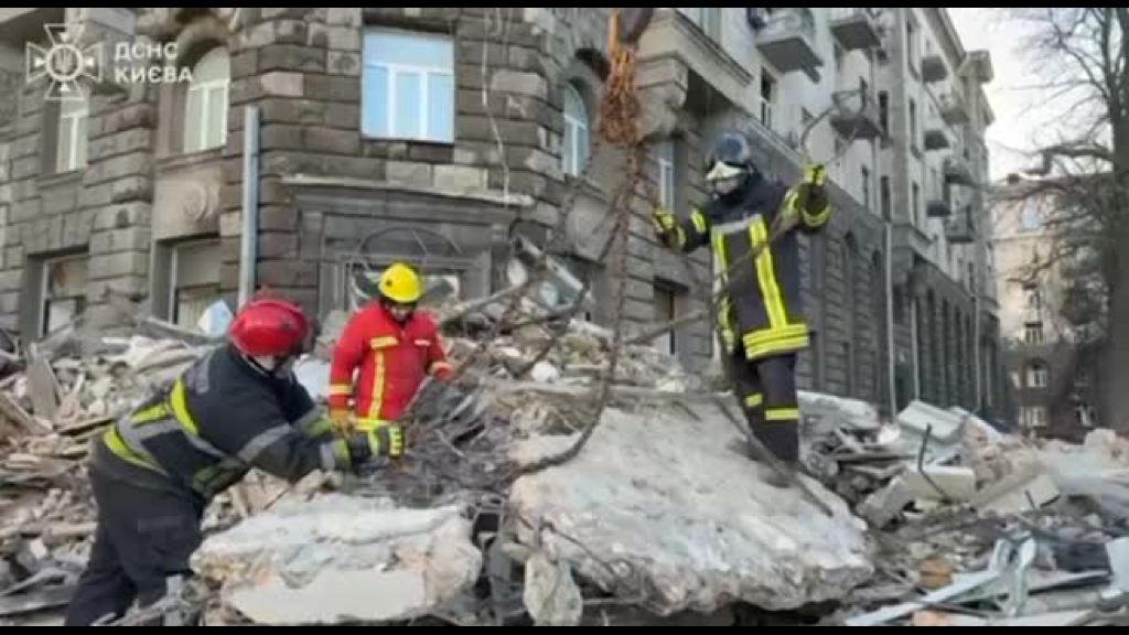 Ucraina, le immagini dopo l’attacco russo su Kiev: almeno due morti