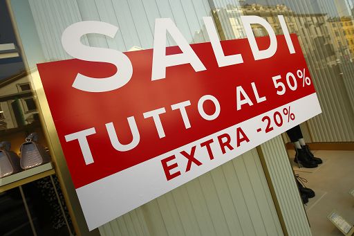 Saldi al via in tutte le Regioni, 1 famiglia su 2 indecisa su acquisti