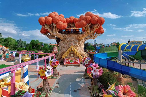 Gardaland compie 50 anni: nuovo logo e nuova area sull’Oriente