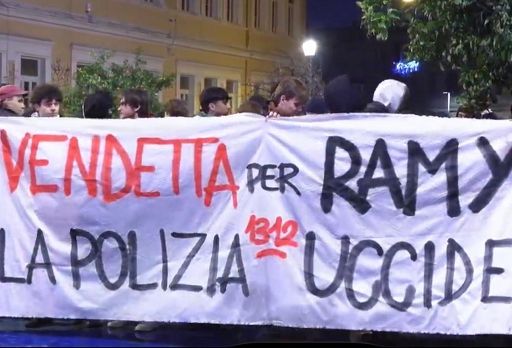 Tensione e tafferugli a Roma durante manifestazione per Ramy Elgaml
