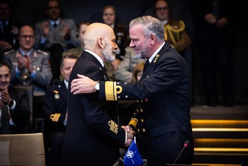 Nato, Cavo Dragone saluta predecessore Bauer: “faro per tutti noi”