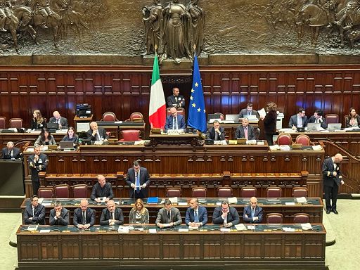 Salvini alla Camera, tra i banchi del governo solo esponenti Lega