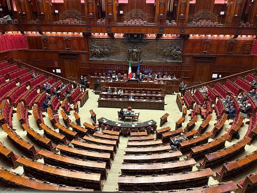 In aula la mozione di sfiducia a Santanchè, le opposizioni gridano “vergogna”. Vuoti banchi Fi e Lega
