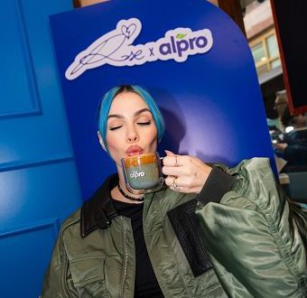 Da Sanremo alla M4 di Milano: Alpro celebra cappuccino veg con Rose Villain