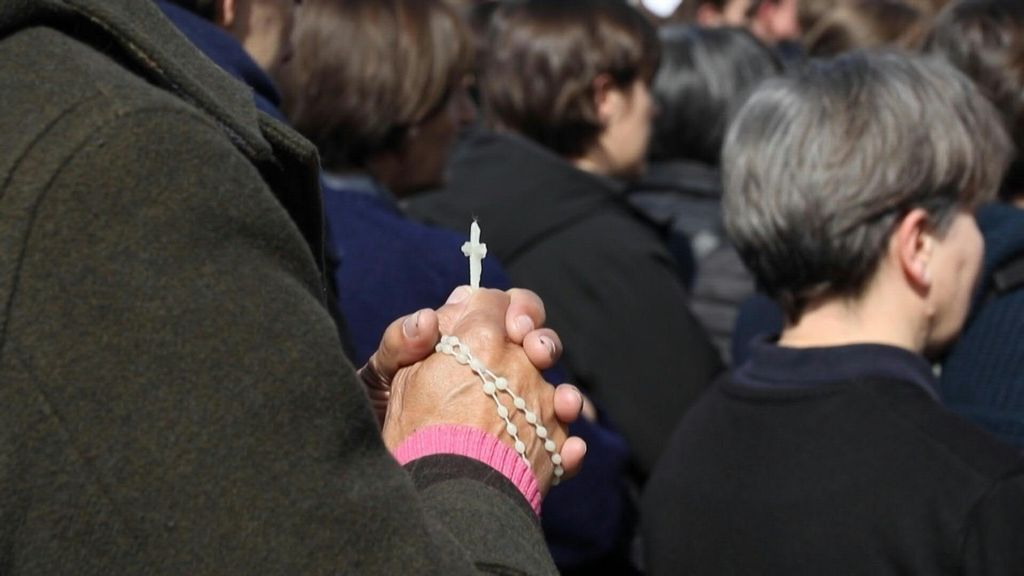In Piazza San Pietro la preghiera del rosario per il Papa