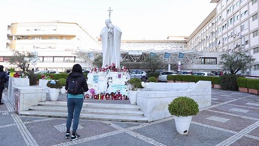 Il Vaticano: “Notte tranquilla per il Papa, sta riposando”