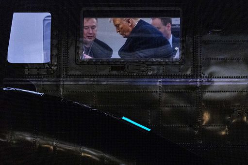 Usa, Trump annuncia l’acquisto di una Tesla a sostegno di Musk