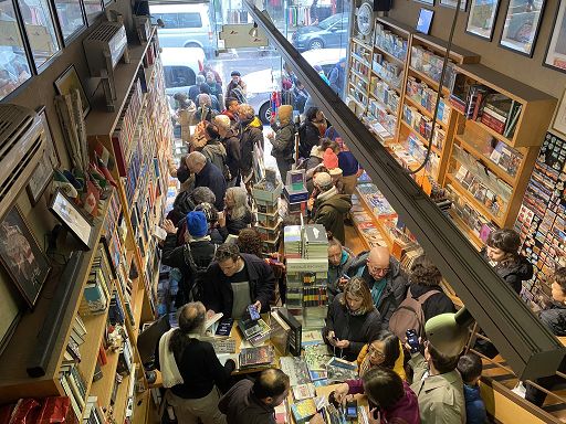 Polizia di nuovo in libreria di Gerusalemme Est, arrestato il proprietario e sequestrati libri