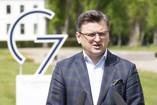 Ucraina, Kuleba: Zelensky ha fatto bene ad accettare le proposte di Trump