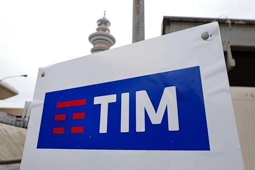 Tim, Vivendi vende oltre il 5% del capitale e scende al 18,4%