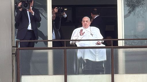 Dal Gemelli il Papa dimagrito ha abbozzato un sorriso