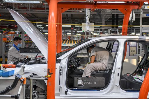 Auto, vendite in Europa in calo del 3% a febbraio ma avanza l’elettrico