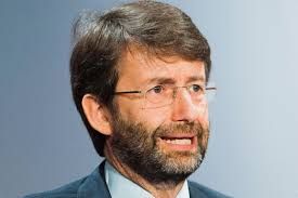 Franceschini propone cognome madri ai figli, dubbi alleati e ironie social