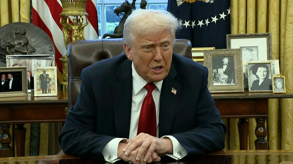 Trump: dal 2 aprile dazi del 25 per cento sulle auto importate in Usa