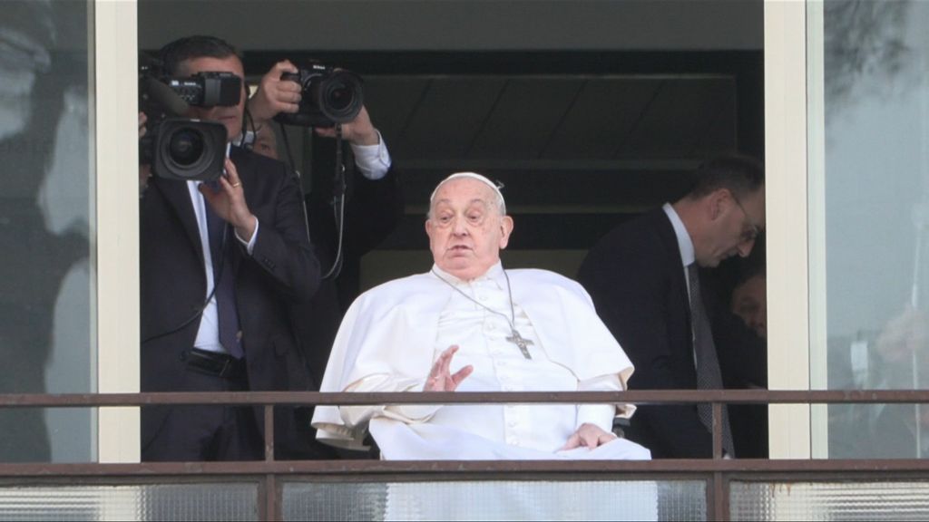 Il Papa prosegue le terapie a Casa Santa Marta, migliora l’uso della parola