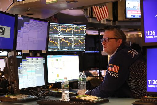 Borse in rosso con i dazi Usa, scivolano anche dollaro e petrolio