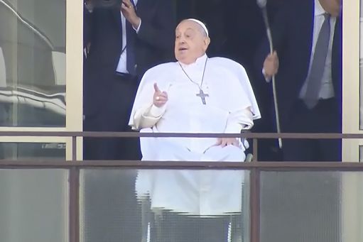 Il Papa continua le terapie con lievi miglioramenti