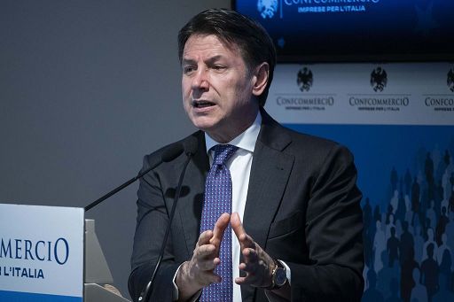 M5S in piazza contro il riarmo, Conte attacca Repubblica