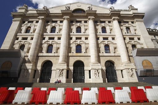 Borsa, Piazza Affari chiude in netto recupero, Ftse-Mib +2,44%