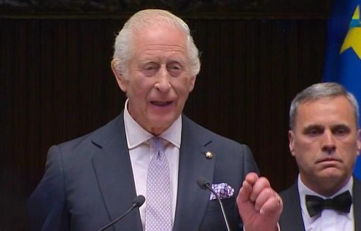 Re Carlo III parla in italiano alla Camera: spero di non rovinare la lingua di Dante