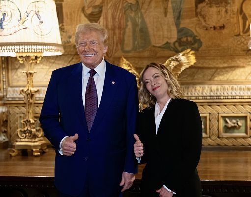 Meloni in volo per Washington, domani alla Casa Bianca da Trump