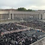 Papa, maxischermi a San Pietro. La piazza continua a riempirsi