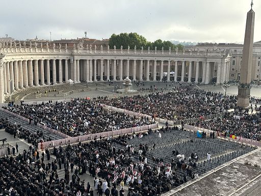 Papa, maxischermi a San Pietro. La piazza continua a riempirsi