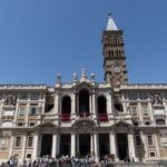 I poveri accolgono il feretro di Papa Francesco a Santa Maria Maggiore