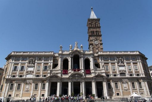 I poveri accolgono il feretro di Papa Francesco a Santa Maria Maggiore