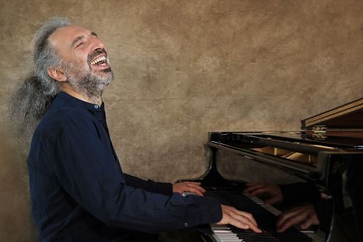 Musica, l’estate di Stefano Bollani: 8 progetti e oltre 30 date