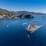 Nave Amerigo Vespucci incontra la costa orientale della Sicilia