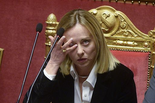 Meloni: non subalterni a Trump, a difesa 2% in 2025. E litiga con Renzi